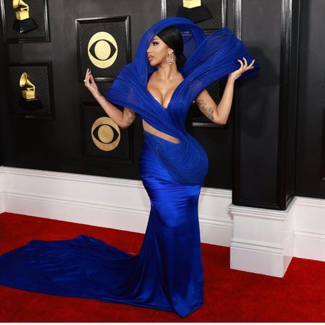 Cardi B's Stuns In Cutout Blue Dress Is a Grammys 2023 Red Carpet - Emily CottonTop Cardi B 2023, Cardi B Dress, Cardi B Birthday, Arabic Outfit, Grammy Awards Red Carpet, Grammys Red Carpet, Versace Gown, Blue Gown, Metallic Dress