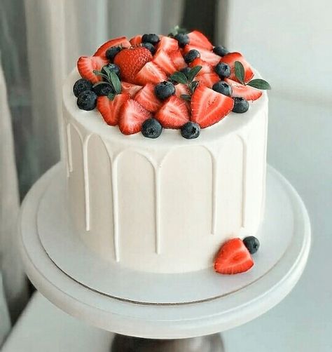 Berry Cake Design, White Cake With Fruit On Top, Cake With Fruits On Top, Berry Cake Decoration, August Birthday Cake, Berries Cake Decoration, Fruit Decorated Cake, Birthday Cake With Fruit, Cake Decorated With Berries