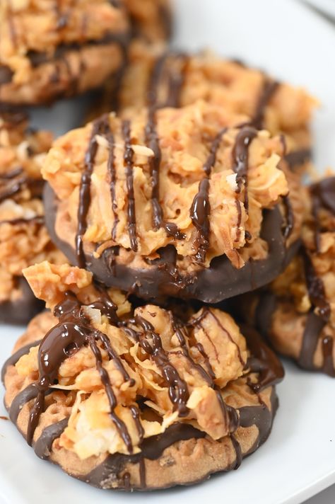 No Bake Samoa Cookies Samoa Cookies Recipe, No Bake Coconut Cookies, Coconut Caramel Cookies, Selling Cookies, Iconic Girl, Fudge Stripe Cookies, Samoa Cookies, Caramel Treats, Date Cookies