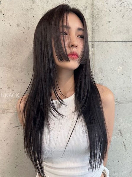 Korean hime haircut: long, sleek hairstyle Soft Rebonding Hair, Hime Bangs Long Hair, Himecut Without Bangs, Long Hime Cut Without Bangs, Hime Cut Long Hair No Bangs, Hime Haircut Long No Bangs, Hime Haircut Without Bangs, Hime Haircut No Bangs, Soft Hime Haircut