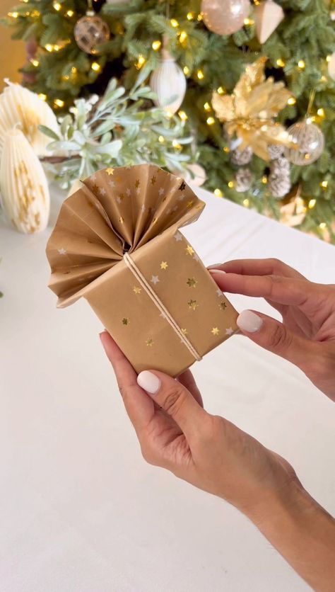 mama_mila_au on Instagram: The simple trick to make any gift look fancy 🎁 after wrapping the bottom as usual, fold the top into pleats, wrap a ribbon around the gift… Christmas Gift Wrapping Diy, Eco Gift Wrapping, Gift Wrapping Tutorial, Creative Wrapping, Personalised Gifts Diy, Gift Wrapping Techniques, Gifts Wrapping Diy, Holiday Wrap, Gift Wrapping Inspiration