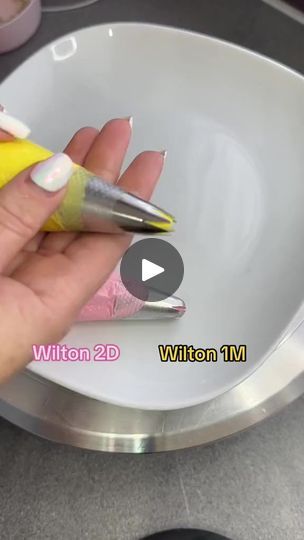 1m Nozzle Cake Decoration, Wilton 2d Tip, Wilton Piping Tips, Wilton 2d, Cake Piping Techniques, Wilton 1m, Wilton Tips, Keylime Pie Recipe, Cake Piping