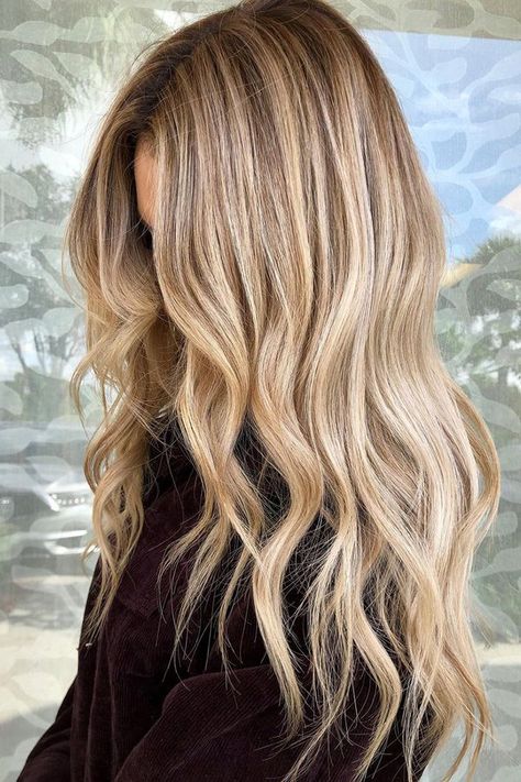 Blondinen aufgepasst! Der Frisuren-Trend Buttercreme-Blond ist jetzt total angesagt. Wir zeigen dir, wie der Look aussieht und was ihn besonders macht Honey Blonde Balayage Long Hair, Dimensional Warm Blonde, Blonding Techniques, Neutral Blondes, Neutral Blonde Hair, Cheveux Oranges, Warm Blonde Hair, Winter Blonde, Hairstyle Blonde