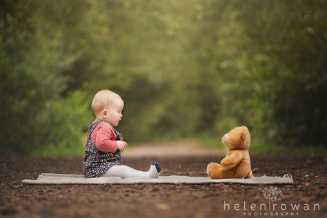 #helenrowanphotography #outdoors #photoshoot #85mm #family #summer #toddler #sitter #outfits #fun #posing #casual #teddy #teddybear Outdoor Baby Photography, 6 Month Baby Picture Ideas, Toddler Poses, Baby Birthday Photoshoot, Toddler Pictures, Foto Kids, 1 Year Baby, Toddler Photoshoot, Baby Fotografie