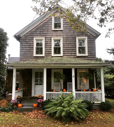 Because every porch should be lined with pumpkins. Happy Tuesday! #falldecor #easthampton #socharming #pumpkinhunting Hamptons Farmhouse, Salted Almonds, Modern Americana, American House, Cape Cod House, Charming House, Americana Decor, East Hampton, Old Farmhouse