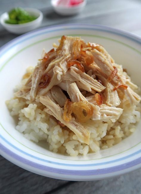 Taiwanese chicken rice originated from Chiayi, a city in the southern part of Taiwan.  Traditionally Taiwanese Chicken, Dorm Meals, Turkey Rice, Taiwan Food, Asian Recipe, Stir Fry Dishes, Leftover Rotisserie Chicken, Taiwanese Food, Chinese Chicken