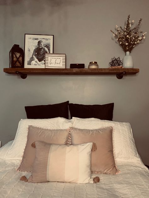 •homemade shelf •bed decor •shelf decorq Bed Room Wall Ideas, Picture Over Bed Ideas, Simple Above Bed Decor, Shelf Above Bed Boho, Self Above Bed, Headboard Shelf Decor, Over Bed Shelf Ideas, Shelf Over Bed Decor, Above Bed Floating Shelf