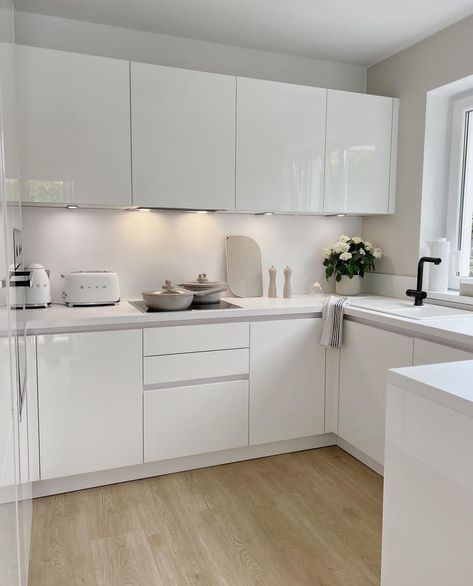 White Kitchen Inspiration, Glossy Kitchen, White Gloss Kitchen, Modular Kitchen Designs, Minimalist Kitchen Design, Sleek Kitchen, Kitchen Design Modern White, White Kitchen Design, White Cabinetry