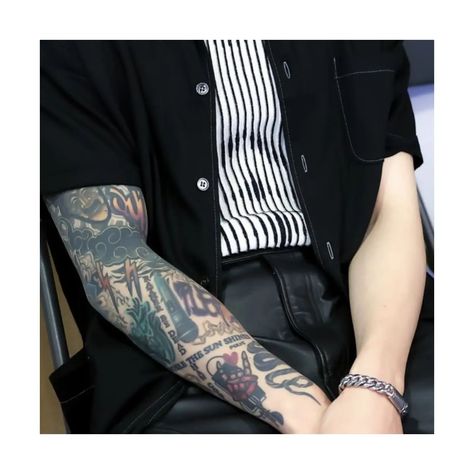 #𝐉𝐊 : jungkook details is driving me crazy!... 😮‍💨🤌🏻 #jungkook #jungkookupdates Jungkook Sleeve, Jungkook Details, Jay Kay, Masc Outfits, Baby Pop, I Believe In Love, Jeon Jeongguk, Jungkook Aesthetic, Foto Jungkook