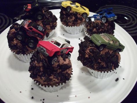 Off Road Cupcakes  on Cake Central Jeep Cupcakes, 4 Wheeler Cake, Jeep Birthday, Birthday Breakfast For Husband, Motorcycle Birthday Parties, Jeep Cake, Birthday Cupcakes Boy, Cupcakes For Men, Motorcycle Birthday