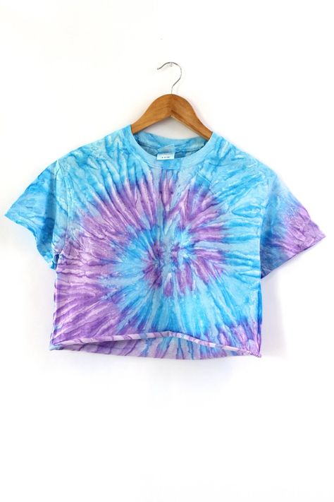 Purple and Blue Tie-Dye Cropped Tee Cute Tie Dye Shirts, Camisa Tie Dye, Diy Dye Clothes, Crop Tops Graphic, Tie Dye Crafts, How To Tie Dye, Tie Dye Diy, Blue Swirl, Tie Dye Colors