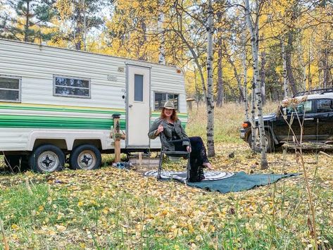 Before and after photos show a renovated tiny home on wheels - Insider 1970s Camper, Custom Mattress, Tiny Home On Wheels, Old Campers, Colorado Winter, Home On Wheels, New Toilet, Camper Renovation, Rv Trailers