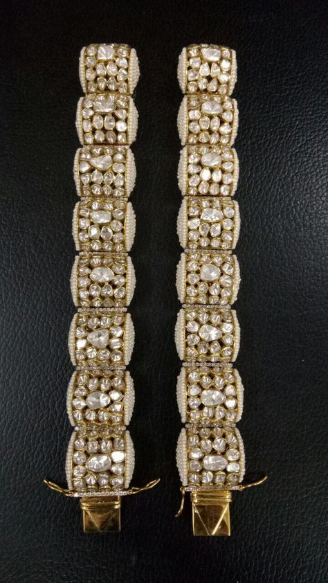 Kundan kangan Kundan Kangan, Antique Gold Bracelet, Kundan Jewellery Bridal, Indian Wedding Jewelry Sets, Diamond Bracelet Design, Gold Jewelry Simple Necklace, Antique Jewellery Designs, Jewelry Set Design, Indian Jewellery Design Earrings