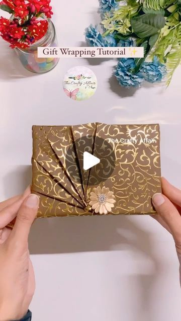 Creative Gift Packaging, Christmas Gift Wrapping Diy, Pretty Gift Wrapping Ideas, Gift Wrapping Tutorial, Diwali Gift Hampers, Wrapping Tutorial, Creative Wrapping, Idee Cricut, Creative Money Gifts