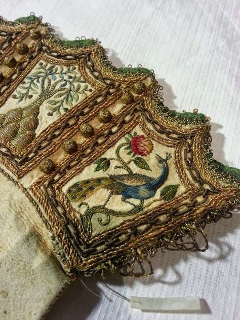 Jacobean Designs, Elizabethan Embroidery, Elizabethan Dress, Embroidered Gloves, Medieval Embroidery, Jacobean Embroidery, Elizabethan Era, Arte Folk, Crewel Embroidery Kits