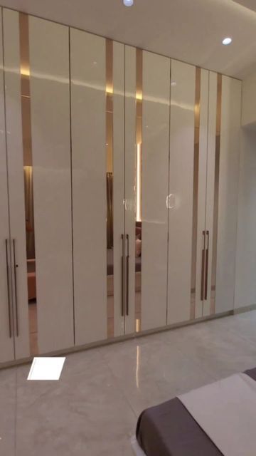 White And Golden Wardrobe Design, Sun Mica Design Wardrobe, White Wordroab Design, White Closet Ideas, Latest Almari Design Bedroom, White And Gold Wardrobe, Acrylic Wardrobe Design Bedroom, Mica Design For Wardrobe, Cup Boards Designs Bedroom