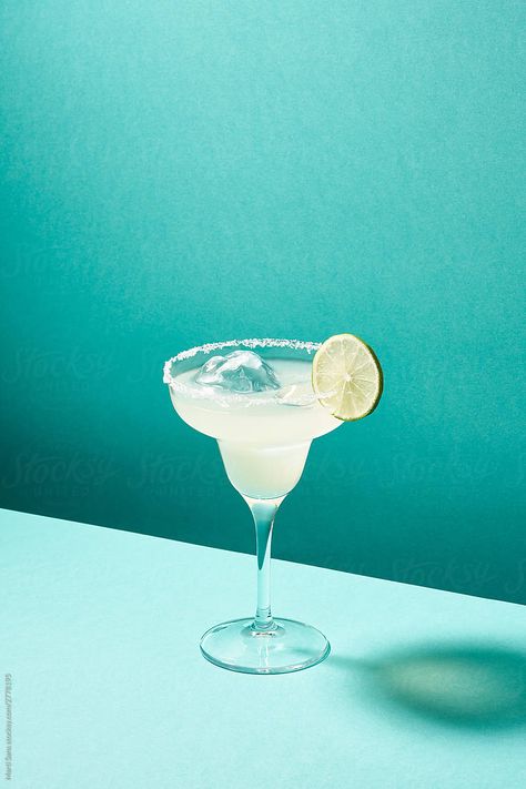 Blue Tequila, Turquoise Table, Mint Green Background, Lime Margarita, Mango Margarita, Watermelon Margarita, Classic Cocktail Recipes, Cocktail Photography, Slice Of Lime