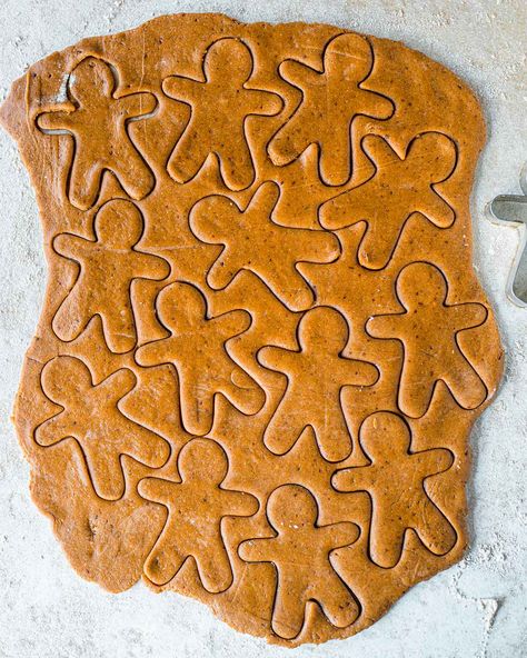 Refined sugar free vegan gingerbread cookies made with spelt flour and no nuts. They are perfect as a festive treat or edible gift! Whole Wheat Gingerbread Cookies, Sugar Free Gingerbread Cookies, Sugar Free Gingerbread, Vegan Gingerbread Cookies, Sugar Free Frosting, Gingerbread Dough, Vegan Pantry, Vegan Gingerbread, Baking Soda Water