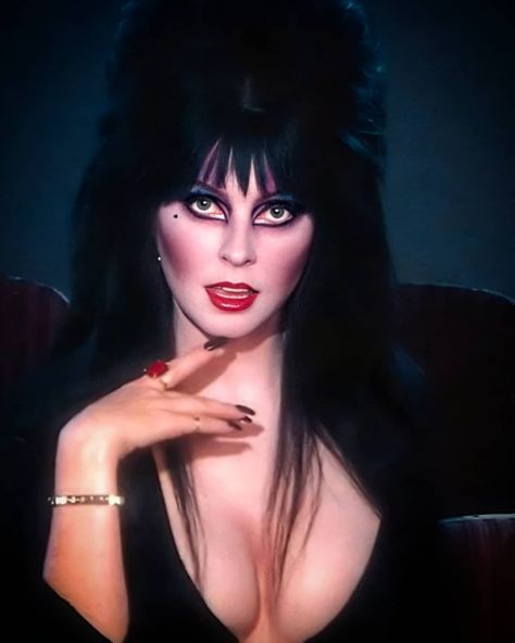 Elvira Artwork, Elvira Dress, Carrie White, Cassandra Peterson, Emo Style, Elvira Mistress Of The Dark, Dark Halloween, Mma Women, Art Rock