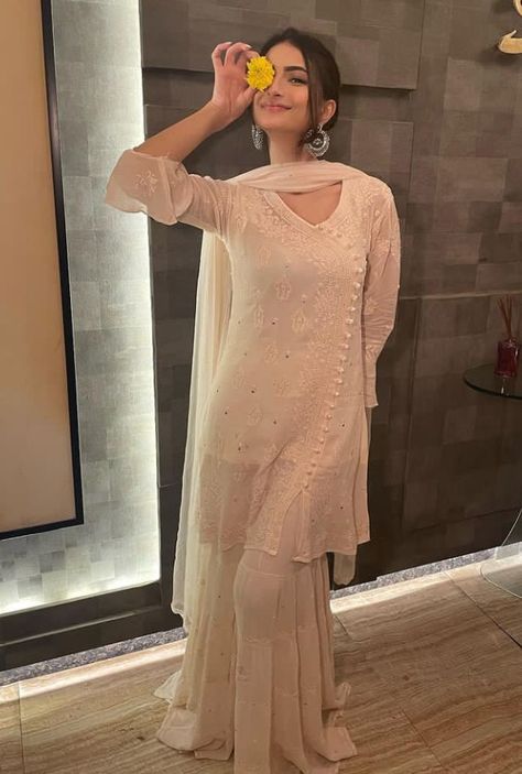 White Desi Outfit Aesthetic, White Kurta Ideas, Sharara Poses, Lakhnawi Kurti, Sharara Ideas, Chickenkari Kurti, Pretty Suits, Nikkah Decor, White Sharara