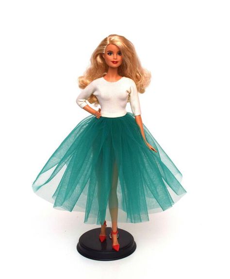 This tulle Barbie dress is easy to sew, and you don’t need any special tools, skills, or a lot of patience to make it. All you need for this simple sewing project is a small strip of jersey fabric and two strips of tulle, each measuring 25-40 inches by 6 inches, to make a midi tulle skirt. Of course, you can make your own tulle skirt shorter or longer. Furthermore, you have to add Velcro closure only to the bodice. The tulle attracts static electricity, so the tulle strips tend to cling together Habit Barbie, Free Barbie, Tiny Dress, Barbie Dress Pattern, Sewing Barbie Clothes, Barbie Sewing Patterns, Diy Barbie Clothes, Barbie Doll Clothing Patterns, Dress Tutorial