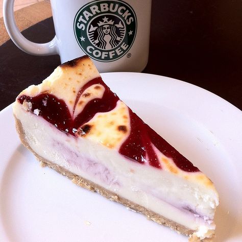 Raspberry White Cheesecake @ Starbucks - perfect - OMG.... REALLY MY FAVOURITE... Cheesecake Starbucks, Starbucks Hidden Menu, White Cheesecake, Caramel Cheesecake Recipes, Starbucks Caramel, Frappuccino Recipe, Secret Menu Items, Starbucks Secret, Caramel Cheesecake