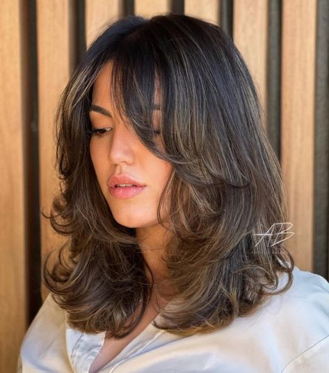 Mid-Length Haircut with Flipped-Up Ends Golden Babylights, Mid Length Shag Haircut, Mid Length Shag, Brunette Layers, Layers Mid Length, Medium Shaggy Hairstyles, Long Sleek Hair, Haircuts For Thick Hair, Medium Shag Haircuts