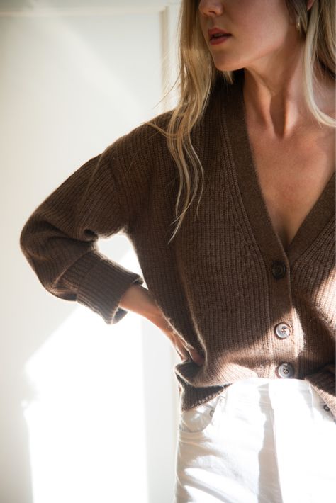 Chocolate Cardigan Outfit, Quince Cardigan Outfit, Cropped Chunky Cardigan Outfit, Brown Cardigan Outfit Fall, Cardigan Jeans Outfit, Chunky Cardigan Outfit, Brown Cardigan Outfit, Cropped Cardigan Outfit, Dark Brown Cardigan