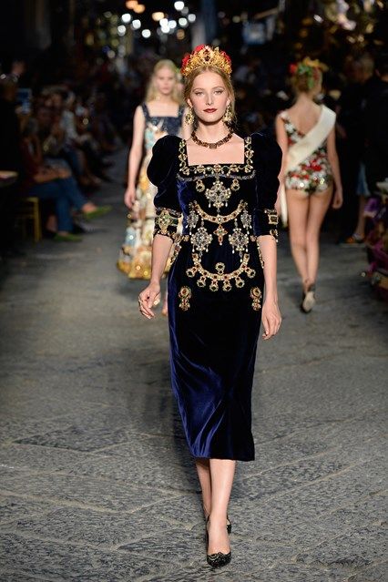 Catwalk photos and all the looks from Dolce & Gabbana - Alta Moda Autumn/Winter 2016-17 Couture Paris Fashion Week Dolce And Gabbana Fashion, Gabbana Dress, Gold Embroidery, Fantasy Fashion, Couture Collection, Dolce & Gabbana, Blue Velvet, Velvet Dress, Blue Dress