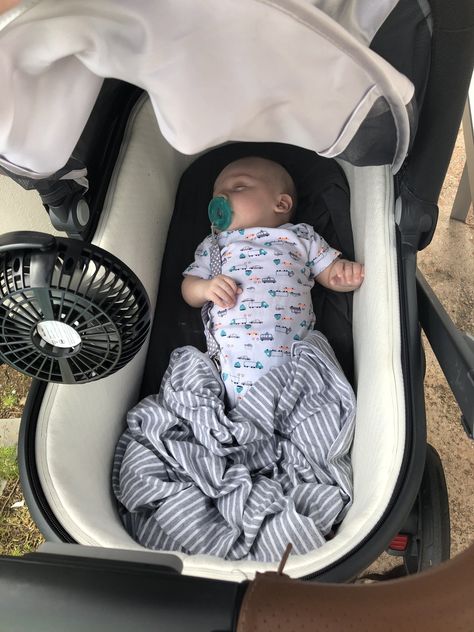 Our beach set-up: Fan, UPF 50 baby blanket, and the UPPABaby bassinet sun shield. Uppababy Bassinet, Twin Baby Photos, Baby Alive Food, Baby Fan, Luxury Baby Clothes, Knitted Baby Booties, Newborn Needs, Items To Buy, Newborn Family Photos