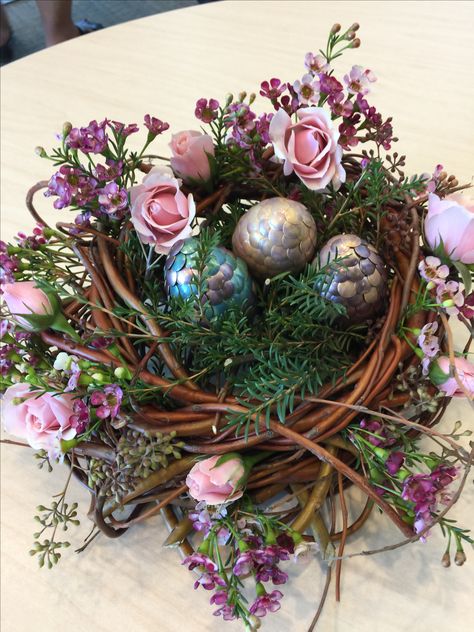 Game of Thrones Inspired Centerpieces. Curly willow nest with spray roses, wax flowers, seeded eucalyptus and DIY Dragon Eggs. Floral by Johnny-Koi Floral Design Skyrim Inspired Wedding, Dragon Centerpiece Wedding, Game Of Thrones Wedding Decor, Lotr Centerpieces Wedding, Dragon Wedding Decor, Medieval Wedding Centerpieces, Dnd Wedding Centerpiece, Dnd Centerpiece, Medieval Centerpieces Diy