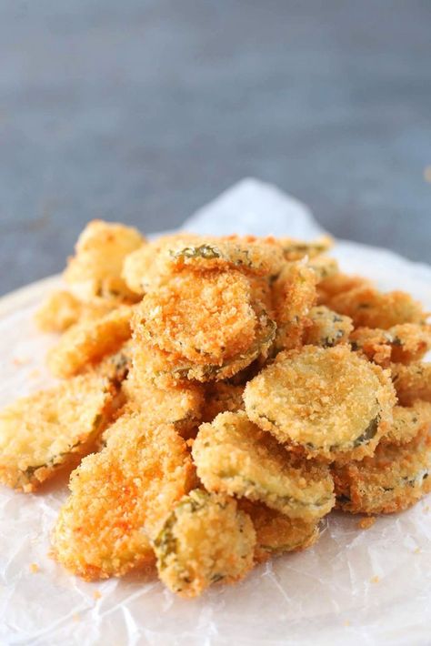 Easy Fried Pickles Recipe, Fried Dill Pickles Recipe, Crispy Fried Pickles, Easy Fried Pickles, Deep Fried Pickles, Easy Pickling Recipes, Fried Pickles Recipe, Dill Pickle Chips, Pickles Recipe