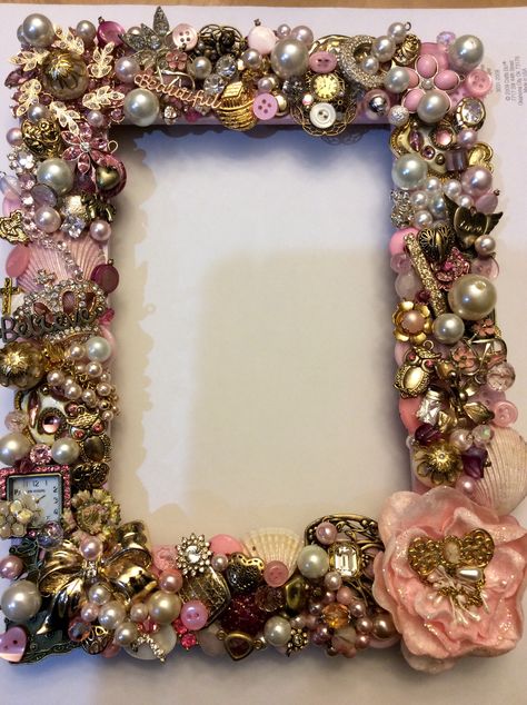 Jeweled picture frame Picture Frame Ideas Creative, Embellished Picture Frames, Picture Frame Glass Crafts, Jeweled Mirrors Ideas, Decorating Picture Frame Ideas, Picture Frame Decorating Ideas, Jeweled Picture Frames Diy, Bedazzled Picture Frames Diy, Frame Decorating Ideas