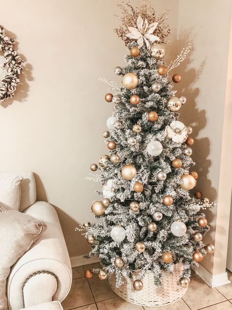 Christmas Tree Neutral, Rope Christmas Tree, Neutral Christmas Tree, White Flocked Christmas Tree, Champagne Christmas Tree, Gold Christmas Tree Ideas, Small Christmas Trees Decorated, Best Christmas Tree Decorations, White And Gold Christmas