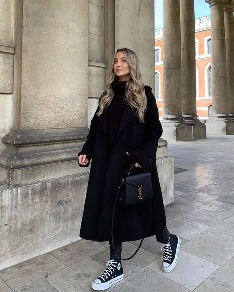 Black Over Coat Outfit, Coat With Sneakers Outfit, All Black Converse Outfit, Winter Black Coat, Freya Killin, Black Coat Outfit, Outfit Converse, Bag Ysl, Wearing All Black