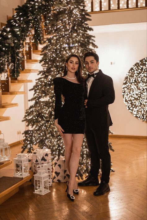 New Years Couple Photoshoot, New Year Photoshoot Ideas Couple, Christmas Card Photoshoot Couple, Christmas Couple Pics, Couples Christmas Photoshoot Outfits, Holiday Couple Pictures, Outfit Pareja, Couples Christmas Photoshoot, Hallmark Wedding