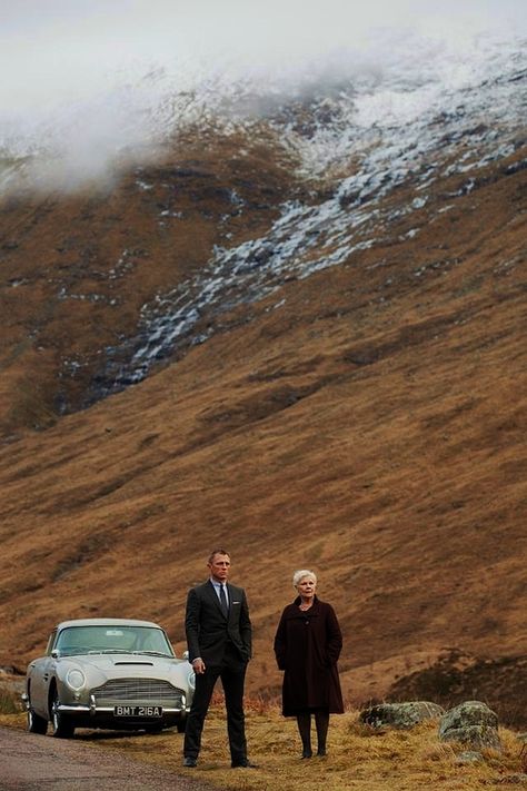 Scotland, Bond and M James Bond Daniel Craig, James Bond Skyfall, 007 Casino Royale, Jamesbond 007, James Bond Style, Daniel Craig James Bond, Bond Cars, Tony Award, Aston Martin Db5