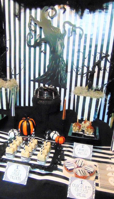 Burtonesque Halloween Bash | CatchMyParty.com Tim Burton Dinner Party, Tim Burton Birthday Party Ideas, Tim Burton Halloween Party, Tim Burton Party, Themed Halloween Party, Halloween Party Photo, Halloween Party Ideas, Halloween Bash, Halloween Party Themes