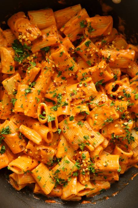 Gigi Hadid Pasta - Moribyan Gigi Hadid Pasta, Hadid Pasta, Pasta And Sauce, Best Pasta Dishes, Spicy Pasta, Vodka Pasta, Butter Pasta, College Meals, Pasta Dinner Recipes