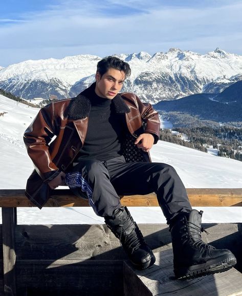 Chill Guy Aesthetic, Mountain Outfit Aesthetic, Outfit Neve, Ski Outfit Men, Ski Fits, Jacob Rott, Outfit Informal, Leather Jacket Outfit Men, Classy Clothing