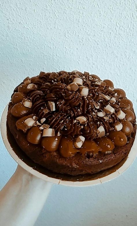 Brownie Decorado, Birthday Cake Alternatives, Dessert Smoothie, Brownie Cake, Brownie Bar, Sweet Recipes, Chocolate Cake, Brownies, Cupcake Cakes