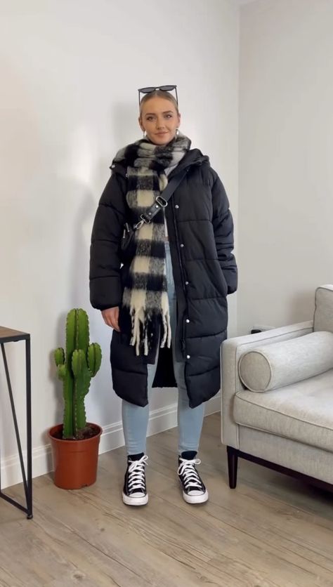 Black Long Puffer Jacket Outfit, Long Black Puffer Coat Outfit, Long Parka Outfit, Long Puffer Outfit, Black Puffer Coat Outfit, Puffy Black Jacket, Parka Outfit Winter, Puffy Jacket Outfit, Long Jacket Outfit