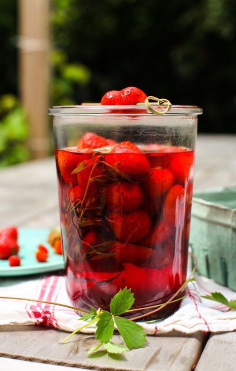 Quick Pickled Strawberries with Black Pepper and Tarragon | Simple Bites #recipe #pickles Sugared Raspberries, Rhubarb Punch, Pickled Strawberries, Freeze Strawberries, Freezing Strawberries, Wedding Buffet Table, Zucchini Muffins Healthy, Pickled Fruit, Fresh Corn Salad