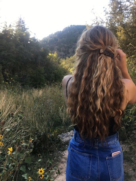 Long Wavy Hair Highlights, Natural Wavy Hair Hairstyles, Long Loose Curly Hair, Long Wavy Light Brown Hair, Curly Brown Hair Aesthetic, Long Naturally Wavy Hair, Curly Summer Hair, Wavy Hair Highlights, Aesthetic Wavy Hair