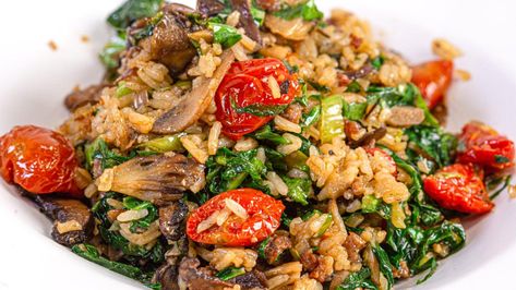 Meaty mushrooms, hearty greens + crumbled Italian sausage are the main ingredients in Rach's Italian Fried Rice. Italian Fried Rice, Italian Fries, Ray Rice, Dishes To Make, Mild Italian Sausage, Rachel Ray, Chicken Tikka Masala, Fried Rice Recipe, Fries In The Oven