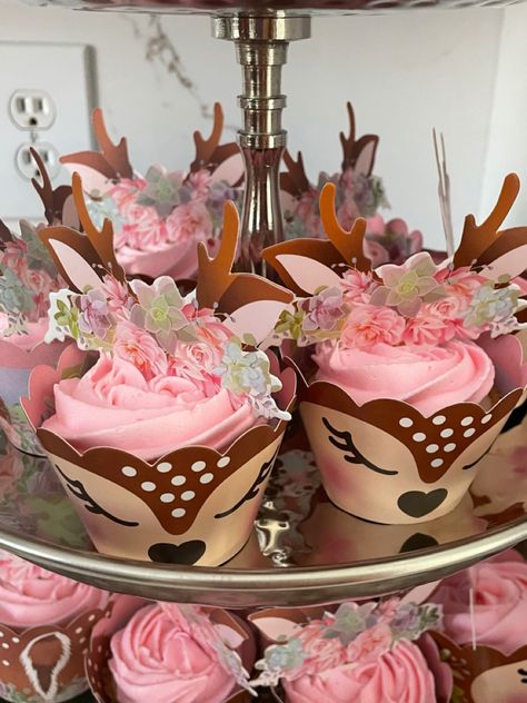 Cupcake with pink frosting and a wrapping that looks like a deer face Woodland Theme Baby Shower Girl, Deer Cupcakes, Deer Baby Shower Girl, Deer Birthday Party, Girl Woodland Baby Shower, Woodland Baby Girl, Bambi Baby, Woodland Creatures Baby Shower, Woodland Baby Shower Decorations