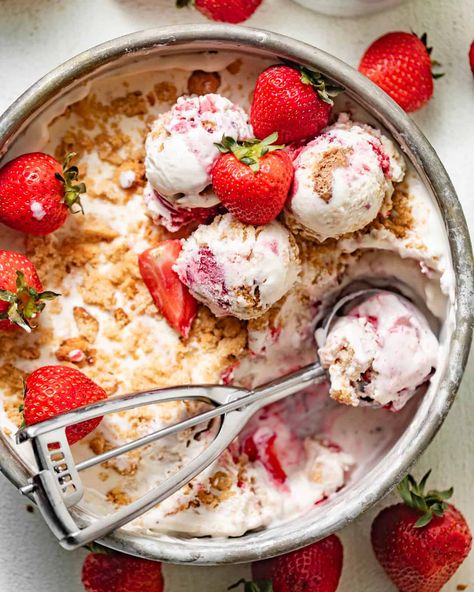 Shortcake Crumble, Creamy Vanilla Ice Cream, Cookie Monster Ice Cream, Ice Cream Strawberry, Homemade Strawberry Ice Cream, Strawberry Shortcake Ice Cream, Healthy Ice Cream Recipes, Roasted Strawberries, Fruit Cobbler