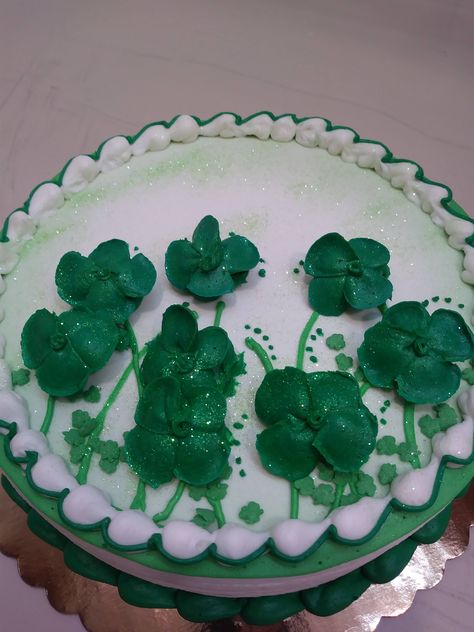 St Patrick’s decorated cake Lucky Charms Cake, Green Velvet Cake, Irish Cream Cake, St Patricks Day Cakes, Guinness Cake, Moist Vanilla Cake, Flag Cake, Green Cake, Cake Decorating Ideas