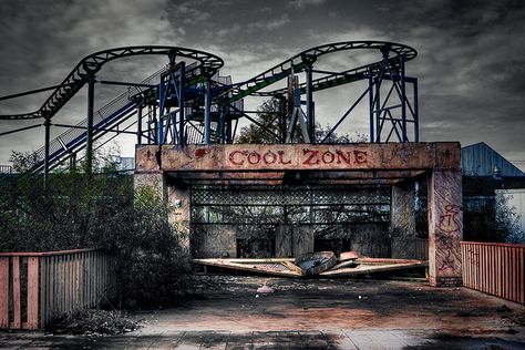 Six Flags in New Orlean  http://www.flickr.com/photos/uelaphantom/5488180218/in/gallery-motionblur-72157624993604834/ Abandoned Roller Coaster, Six Flags New Orleans, Punk 57, Nova Orleans, Abandoned Theme Parks, Abandoned Amusement Park, Abandoned Amusement Parks, Abandoned House, Parc D'attraction