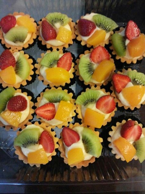 Mini Fruit Tart, Fruit Tart Recipe Easy, Cursed Cakes, Mini Fruit Tarts, Fruit Tart Recipe, Mini Torte, Fruit Tarts, Party Food Buffet, Tart Dessert